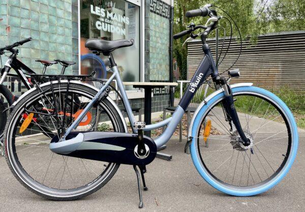 VILLE Btwin Elops6 L Vélo azuré Les Mains Dans Le Guidon