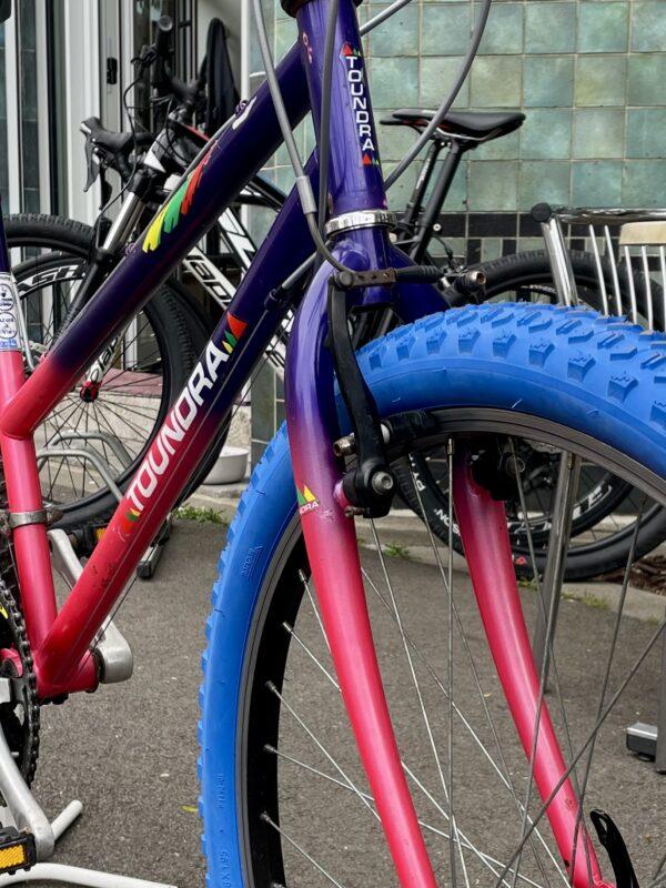 VTT Toundra Vélo azuré Les Mains Dans Le Guidon