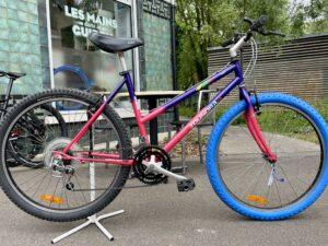 VTT Toundra Vélo azuré Les Mains Dans Le Guidon