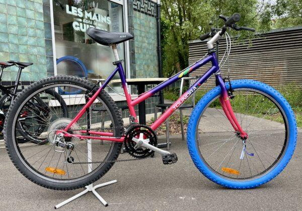 VTT Toundra Vélo azuré Les Mains Dans Le Guidon