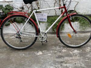 Vélo Ville Rouge et Blanc Vélo en dépot-vente Les Mains Dans Le Guidon
