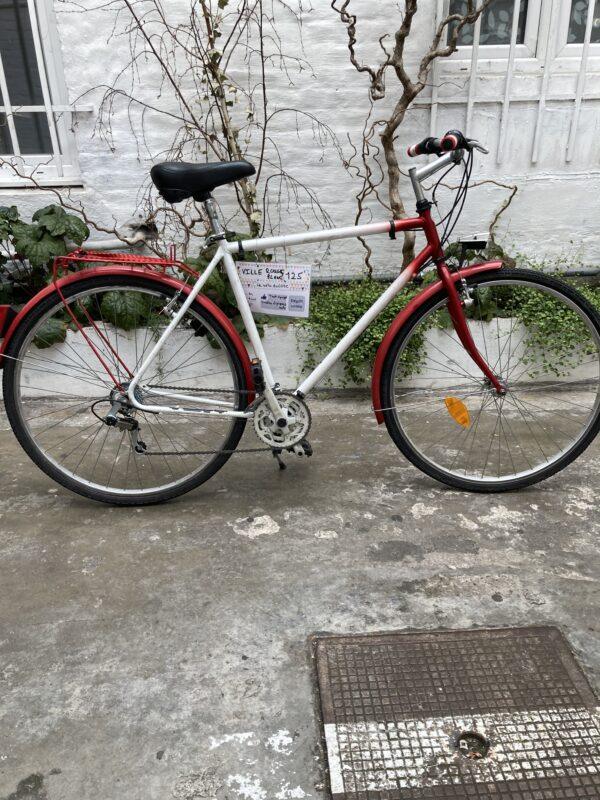Vélo Ville Rouge et Blanc Vélo en dépot-vente Les Mains Dans Le Guidon