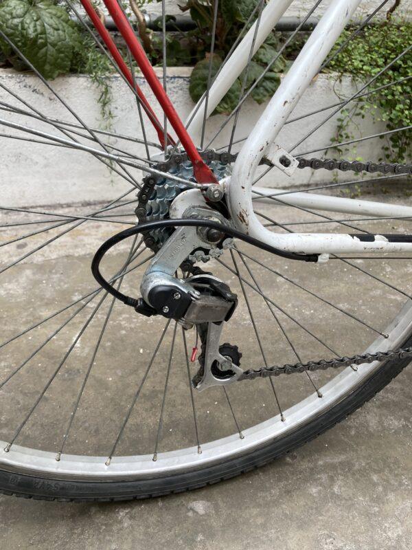 Vélo Ville Rouge et Blanc Vélo en dépot-vente Les Mains Dans Le Guidon
