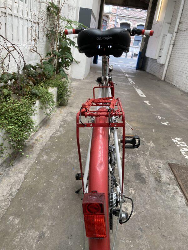 Vélo Ville Rouge et Blanc Vélo en dépot-vente Les Mains Dans Le Guidon