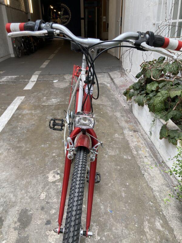 Vélo Ville Rouge et Blanc Vélo en dépot-vente Les Mains Dans Le Guidon