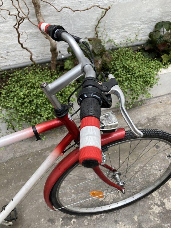 Vélo Ville Rouge et Blanc Vélo en dépot-vente Les Mains Dans Le Guidon