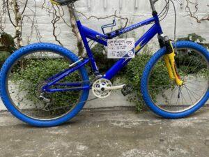 VTT Peugeot Bleu Vélo azuré Les Mains Dans Le Guidon