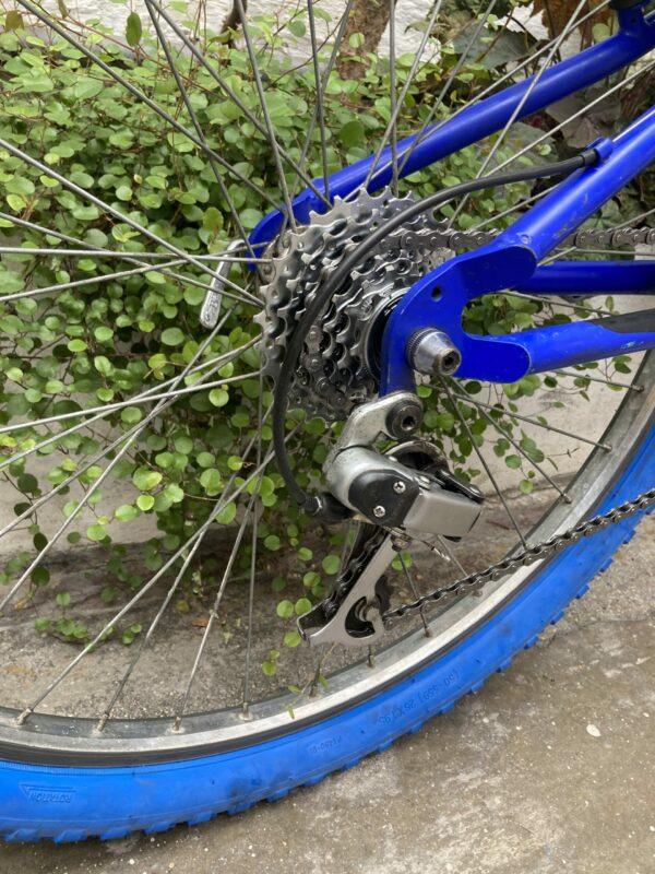 VTT Peugeot Bleu Vélo azuré Les Mains Dans Le Guidon