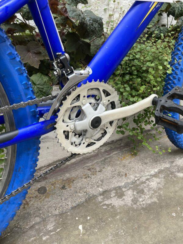 VTT Peugeot Bleu Vélo azuré Les Mains Dans Le Guidon