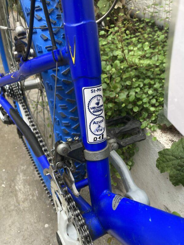 VTT Peugeot Bleu Vélo azuré Les Mains Dans Le Guidon