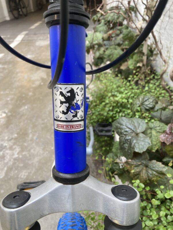 VTT Peugeot Bleu Vélo azuré Les Mains Dans Le Guidon