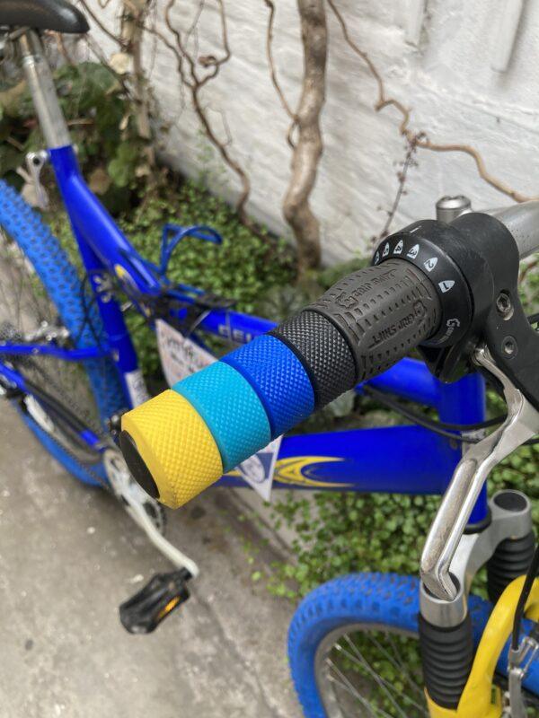 VTT Peugeot Bleu Vélo azuré Les Mains Dans Le Guidon