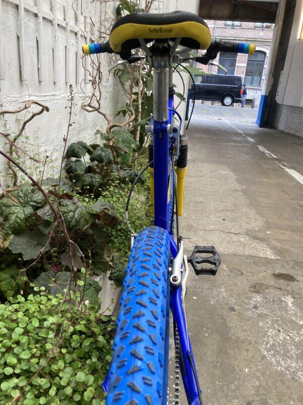 VTT Peugeot Bleu Vélo azuré Les Mains Dans Le Guidon