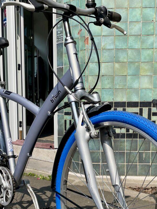 VTC B’twin 5 taille L Vélo azuré Les Mains Dans Le Guidon