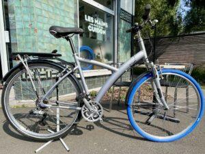 VTC B’twin 5 taille L Vélo azuré Les Mains Dans Le Guidon