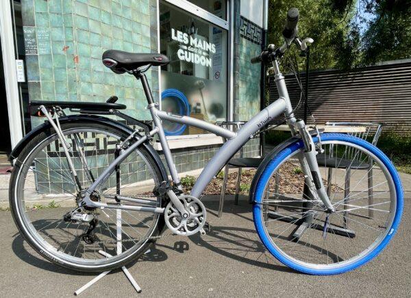 VTC B’twin 5 taille L Vélo azuré Les Mains Dans Le Guidon
