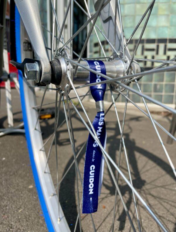 VTC B’twin 5 taille L Vélo azuré Les Mains Dans Le Guidon
