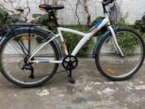 B’Twin 3 Vélo occasion Les Mains Dans Le Guidon