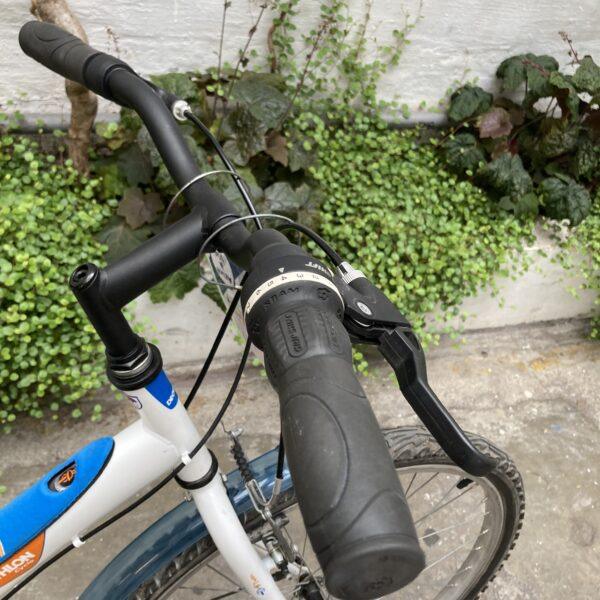 B’Twin 3 Vélo occasion Les Mains Dans Le Guidon