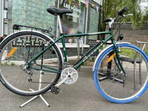 VTC Peugeot Country taille M Vélo azuré Les Mains Dans Le Guidon