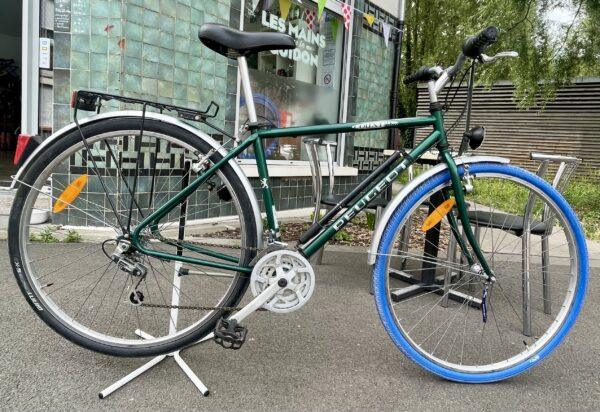 VTC Peugeot Country taille M Vélo azuré Les Mains Dans Le Guidon