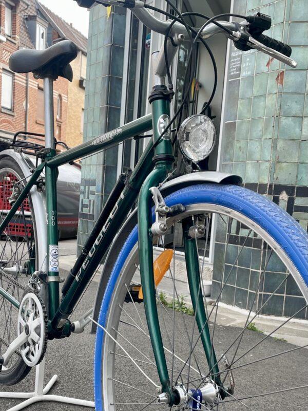 VTC Peugeot Country taille M Vélo azuré Les Mains Dans Le Guidon