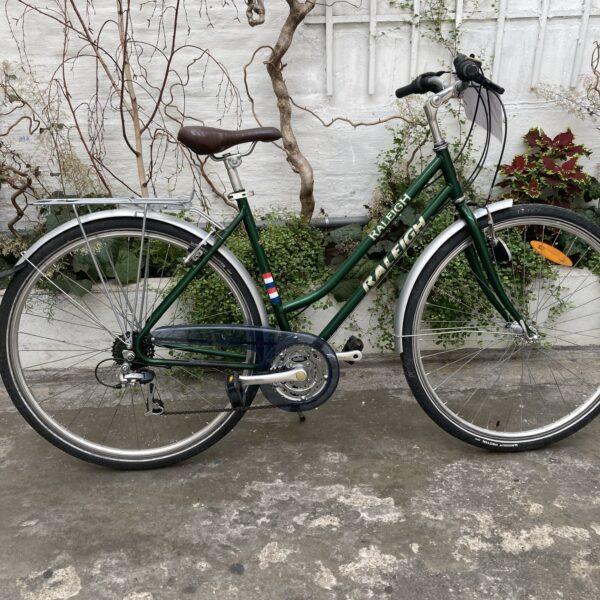 Raleigh Ville Vert Vélo en dépot-vente Les Mains Dans Le Guidon