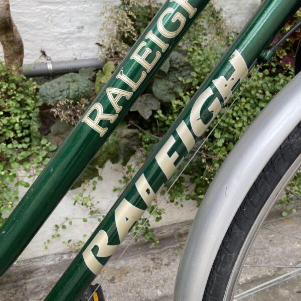 Raleigh Ville Vert Vélo en dépot-vente Les Mains Dans Le Guidon
