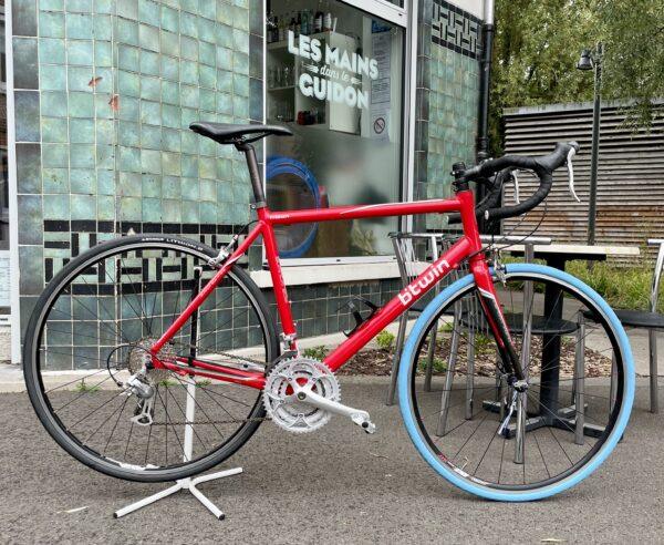 ROUTE Triban 3 taille L Vélo azuré Les Mains Dans Le Guidon