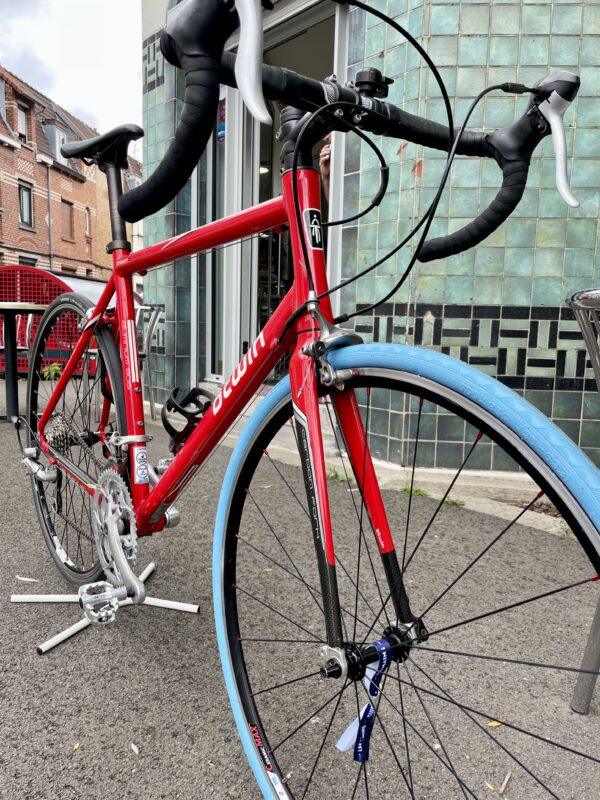 ROUTE Triban 3 taille L Vélo azuré Les Mains Dans Le Guidon