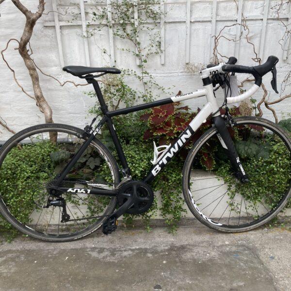 B’TWIN TRIBAN 520 Vélo en dépot-vente Les Mains Dans Le Guidon