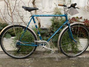 Ville Rando Peugeot Vélo azuré Les Mains Dans Le Guidon