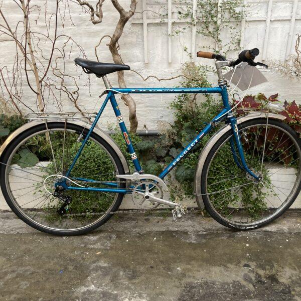 Ville Rando Peugeot Vélo azuré Les Mains Dans Le Guidon