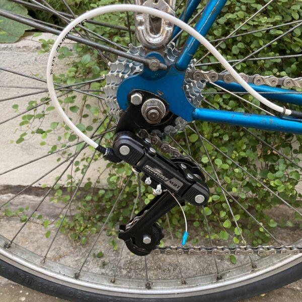 Ville Rando Peugeot Vélo azuré Les Mains Dans Le Guidon