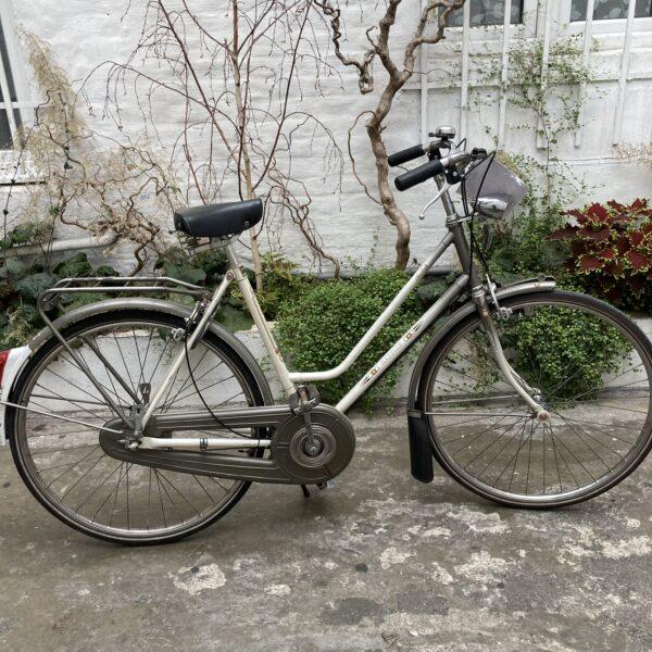 Ville Hollandais Gazelle Cheetah Vélo en dépot-vente Les Mains Dans Le Guidon