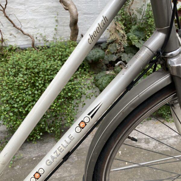 Ville Hollandais Gazelle Cheetah Vélo en dépot-vente Les Mains Dans Le Guidon