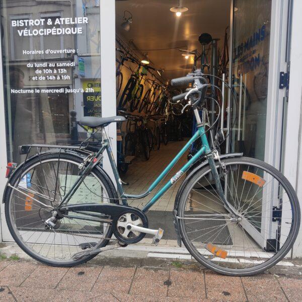 Vélo de ville Hollandais “AMPE” – béquille – éclairage dynamo Vélo occasion Les Mains Dans Le Guidon