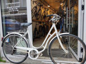 Vélo de ville blanc, idéal pour la ville ! Vélo occasion Les Mains Dans Le Guidon