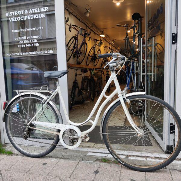 Vélo de ville blanc, idéal pour la ville ! Vélo occasion Les Mains Dans Le Guidon