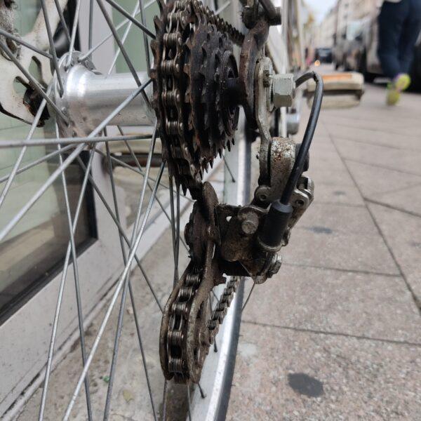 Vélo de ville blanc, idéal pour la ville ! Vélo occasion Les Mains Dans Le Guidon