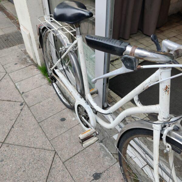 Vélo de ville blanc, idéal pour la ville ! Vélo occasion Les Mains Dans Le Guidon