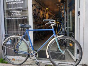 Velo ville bleu monovitesse porteur Vélo occasion Les Mains Dans Le Guidon