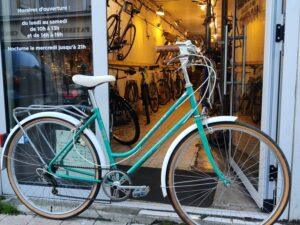 Velo de ville Peugeot vert à fleur Vélo occasion Les Mains Dans Le Guidon