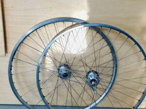 Roues Mavic 700 , 36 rayons moyeux Maxicar Non classé Les Mains Dans Le Guidon