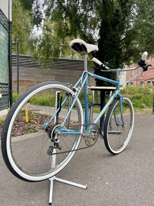 VILLE Peugeot 24″ 9-12ans Vélo en dépot-vente Les Mains Dans Le Guidon