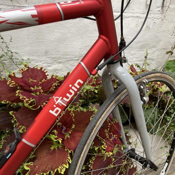 Route-Ville B’Twin 6061 Vélo en dépot-vente Les Mains Dans Le Guidon