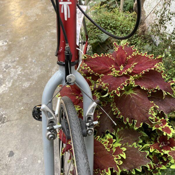 Route-Ville B’Twin 6061 Vélo en dépot-vente Les Mains Dans Le Guidon