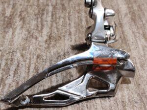 Dérailleur avant triple plateaux Shimano Dura-Ace FD-7703 (1996) Dérailleur avant Les Mains Dans Le Guidon