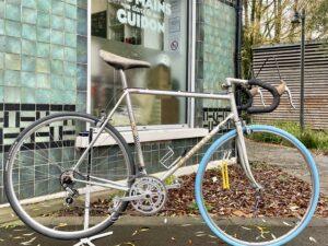 COURSE Peugeot taille M Vélo azuré Les Mains Dans Le Guidon