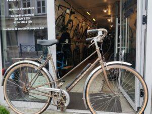 Vélo ville Peugeot vintage Marron Vélo occasion Les Mains Dans Le Guidon